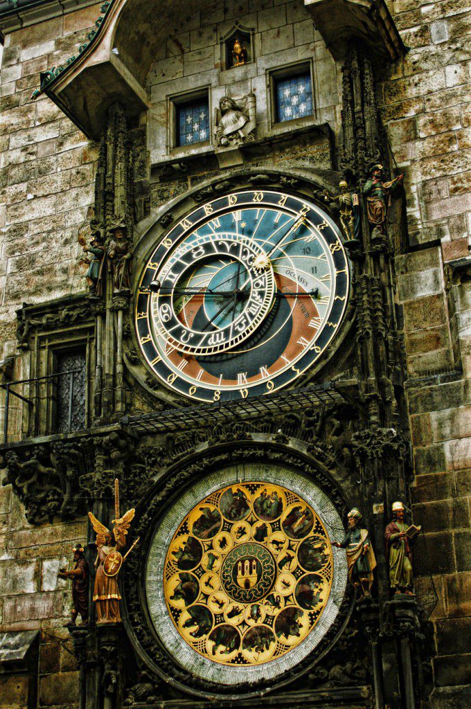 Relógio Astronômico de Praga ( Praha ) Capital da República Tcheca. Construído no ano de 1410.